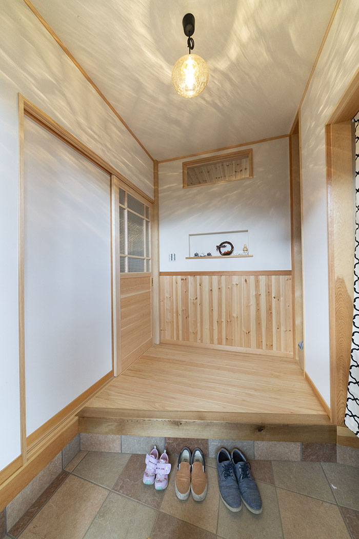 002 心がホッと安らぐ 家族が健康に暮らせるオールアースの木の住まい