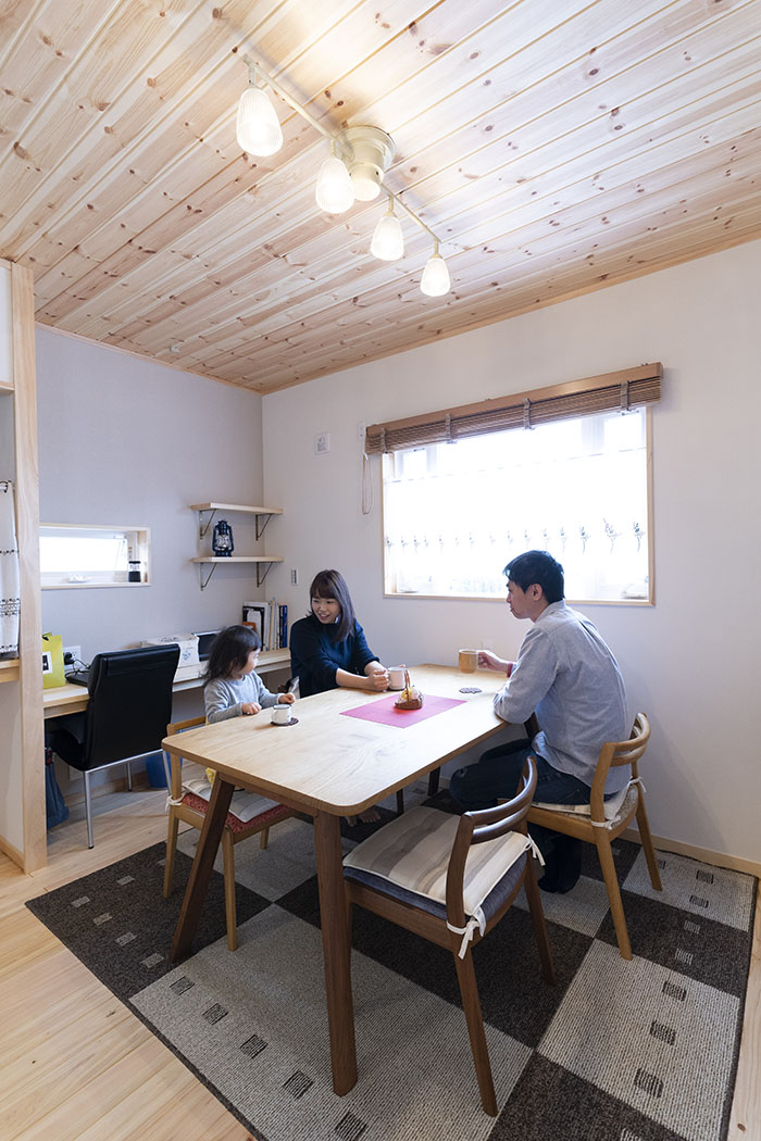 039 心がホッと安らぐ 家族が健康に暮らせるオールアースの木の住まい