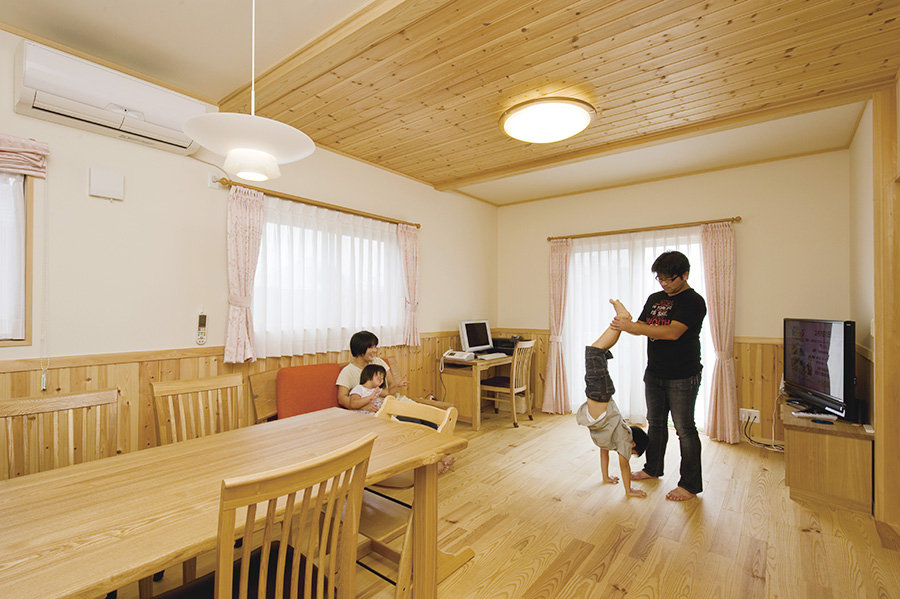 DSC6023 無垢床が気持ちいい 風通しも良い、こだわりの住まい