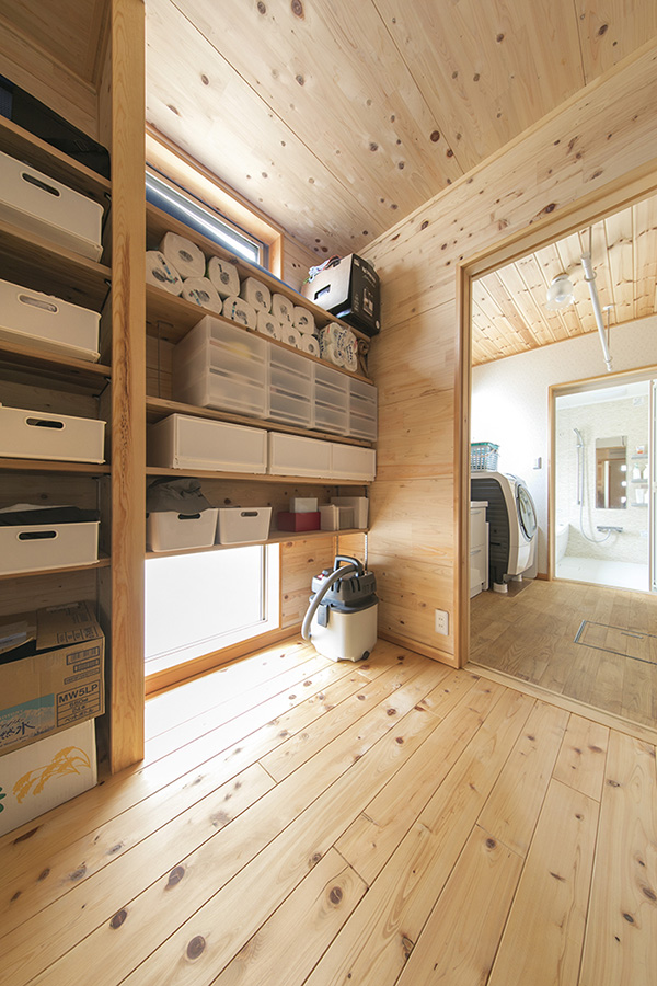 1L0A7620 無垢材の特性を生かした、自然と調和する木の家