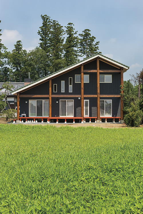 OBB9913 木の魅力を最大限に引き出した 薪ストーブのある家