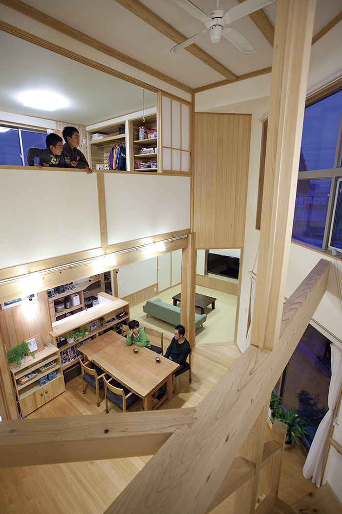 naikan8 3 陽だまりと風が心地よい 吹き抜けの木の住まい